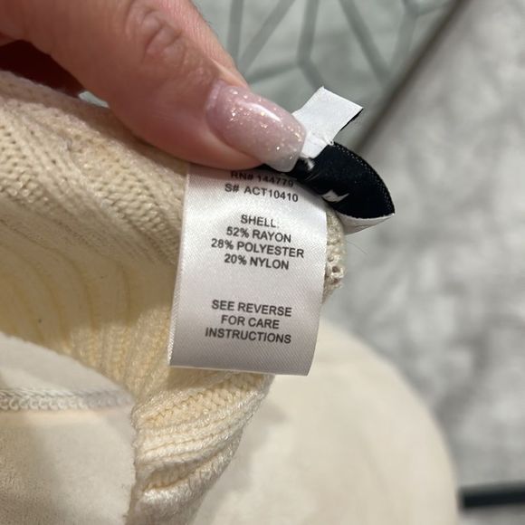 April Halter Tie Knit Top - Picture 7 of 9